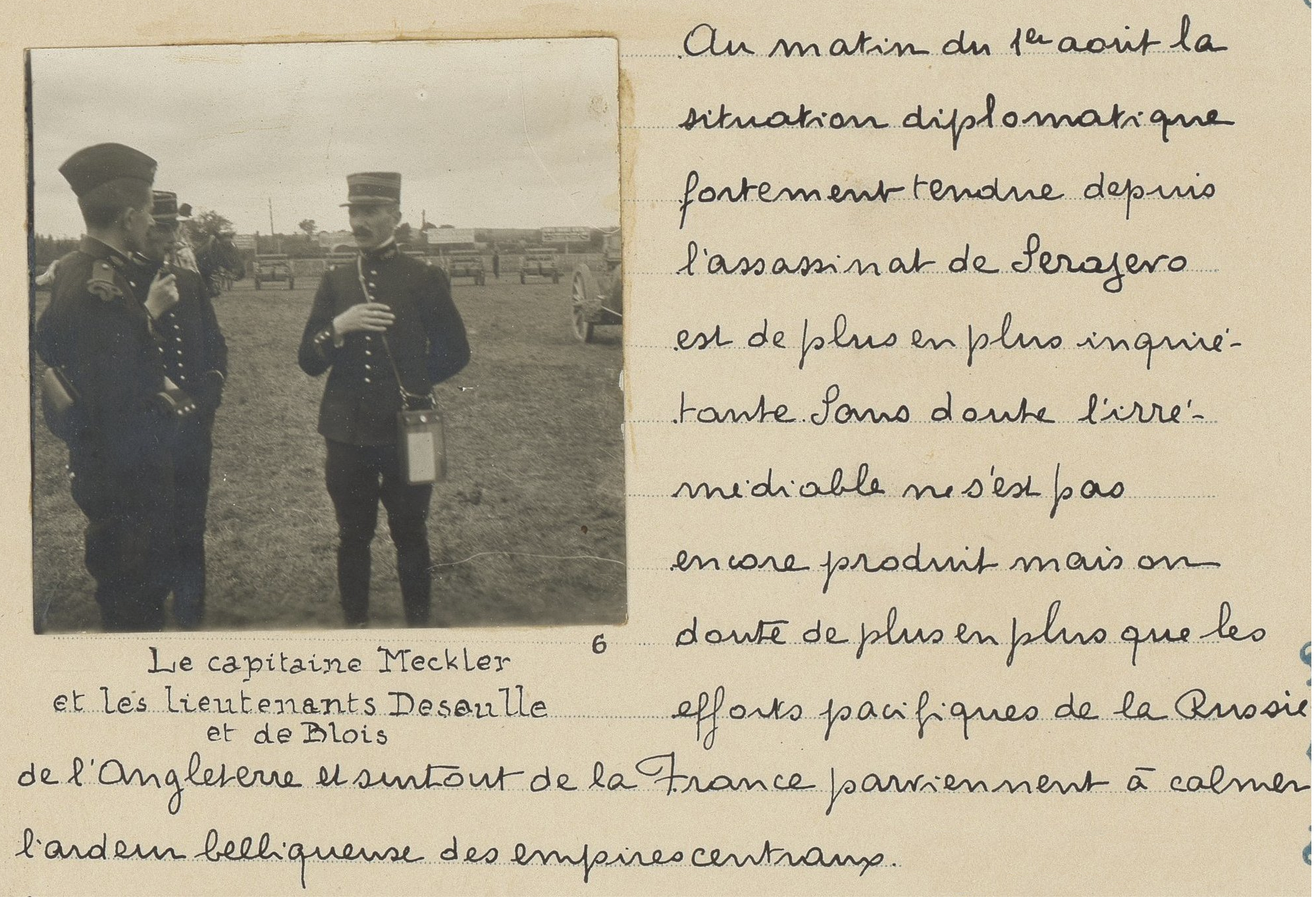 Au matin du 1er août : premiers mots du récit manuscrit, avec la photographie légendée Le capitaine Meckler et les lieutenants Desaulle et de Blois